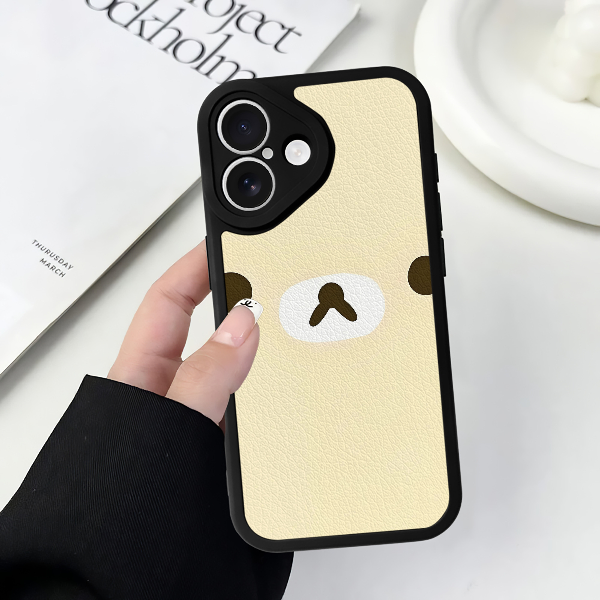 （画像用） リラックマ リラックマ キイロイトリ Rilakkuma Korilakkuma Kiiroitori 【iPhone 16シリーズ対応】シリコンスマホケース（レザー調） 材質：シリコン